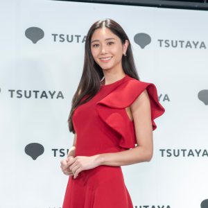 “9頭身美女”斎藤恭代、器械体操で培ったしなやかボディーを披露！観音開きの独創的な写真集カットもアピール
