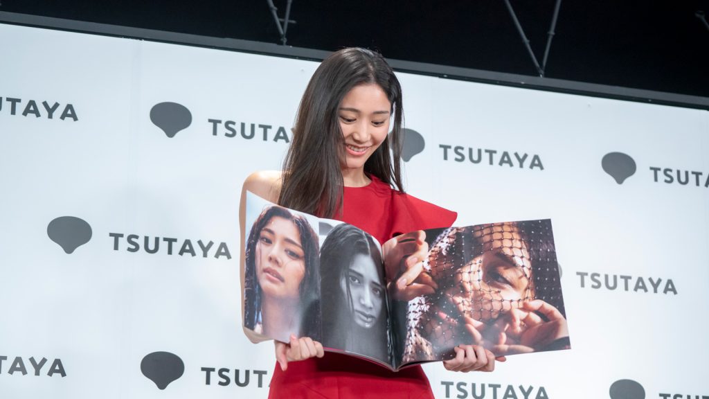 グラビアアイドル斎藤恭代が「月刊 斎藤恭代」発売記念取材会に出席