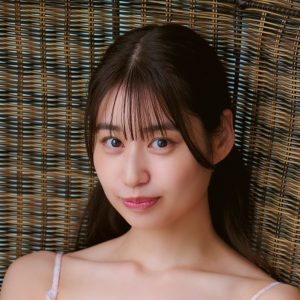 元HKT48安陪恭加、まぶしすぎる水着姿で174cmのモデル体形を披露