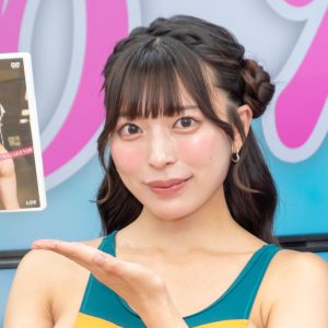 “令和のデカ尻クイーン”柚乃りか、フロントざっくりな変型競泳水着姿で登壇「一点ものです」