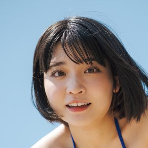 “二刀流”アーティスト根本凪、王道ビーチでは色鮮やかなブルーのビキニ姿を披露