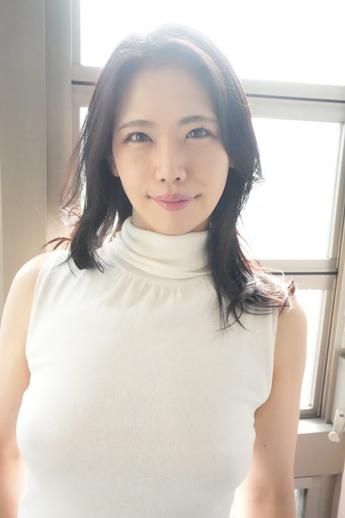 グラビアアイドルしずかイメージDVD「全方向美人妻」より