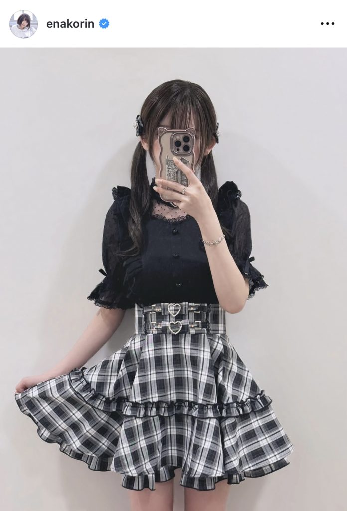 チェックのミニスカ姿がキュートなえなこ