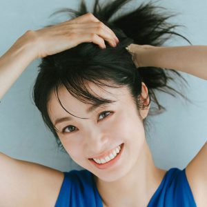 俳優デビュー25周年の上戸彩、爽やかな青いドレス姿で優しくほほ笑む