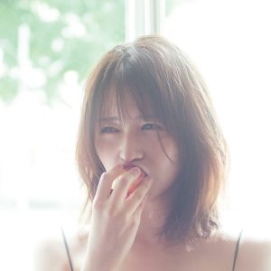 長濱ねる、ブラックドレス姿でアプリコットを一口…清涼感あふれる新カット解禁