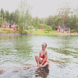 長濱ねる、鮮やかなオレンジ色の水着姿で笑顔…2nd写真集『長濱ねる』より新カット到着