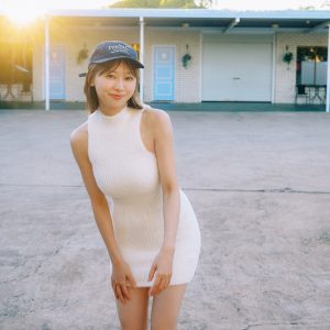 日向坂46富田鈴花、ボディーライン強調の白ニット＆クールなイケメンカット解禁