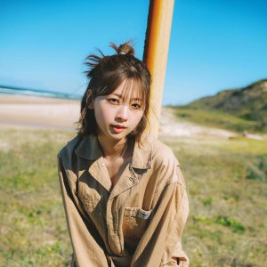 日向坂46富田鈴花、“つなぎ姿”もパーフェクト！クール＆おちゃめな表情の新カット2点解禁