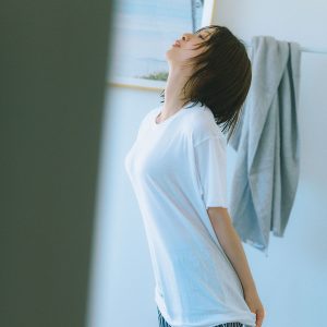 日向坂46富田鈴花、“白T”姿のナチュラルショット＆ノスタルジックな新規カット2点公開