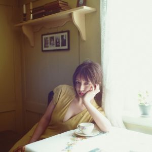 長濱ねる、胸元チラり「古着中心のスタイリング、中でも特にお気に入りの1着」写真集より新カット解禁