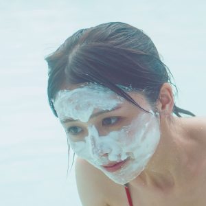 美谷間チラり…長濱ねる、泥パックに集中「手首にロッカーの鍵がついてるところがお気に入りポイント」