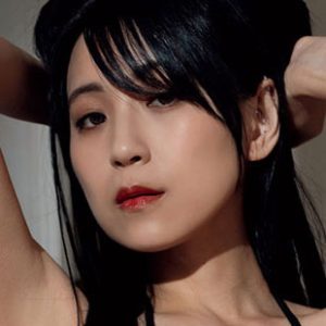 人気声優コスプレイヤーが魅せる！黒髪が映えるグラビアショット