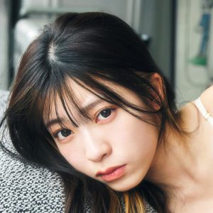 ミスマガ2022読者特別賞・三野宮鈴、大人な表情で魅了