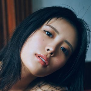 「理想の大人の女性の休日」をテーマに撮影…しなやかなポージングで魅せる