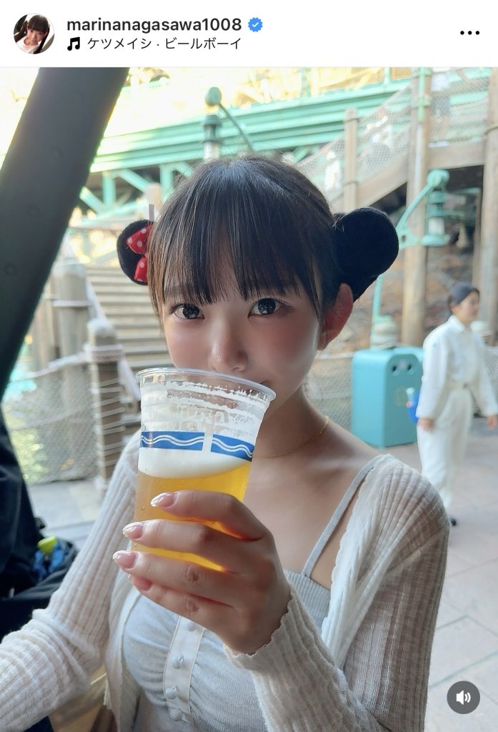 生ビールとカメラ目線の長澤茉里奈