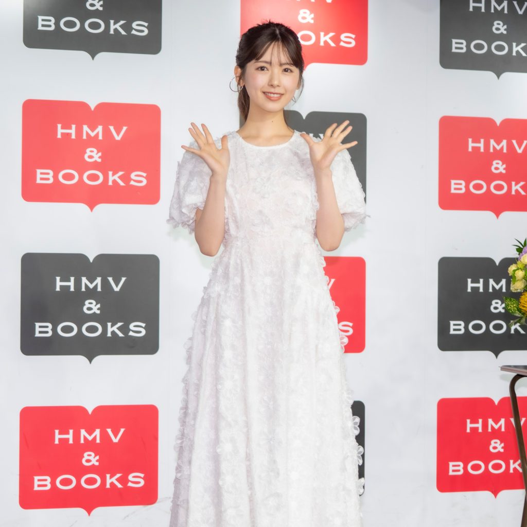 1st写真集『感情の隙間』発売記念取材会に出席した乃木坂46筒井あやめ