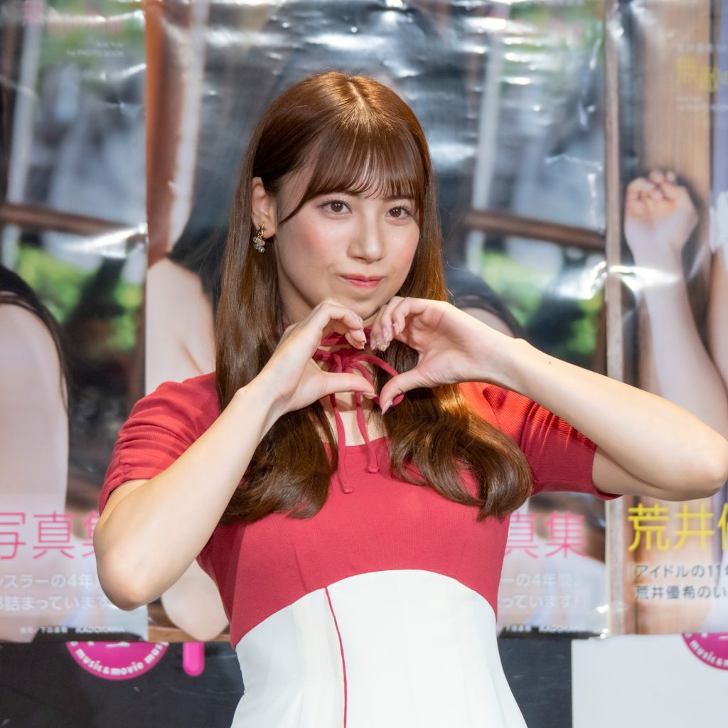 1st写真集『無敵の素顔』発売記念取材会に出席した荒井優希