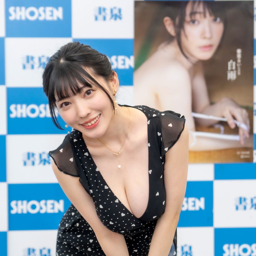 紫堂るい写真集「白雨」発売記念取材会より