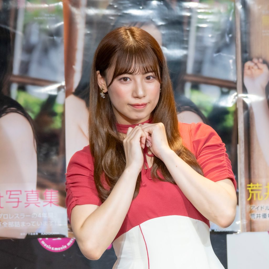 荒井優希が1st写真集『無敵の素顔』発売記念取材会に出席