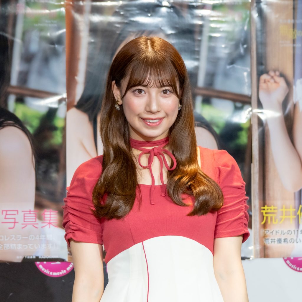 荒井優希が1st写真集『無敵の素顔』発売記念取材会に出席