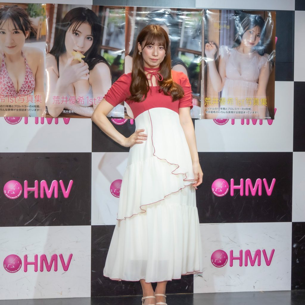 1st写真集『無敵の素顔』発売記念取材会に出席した荒井優希