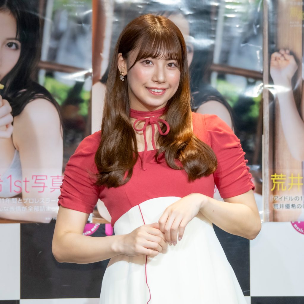 荒井優希が1st写真集『無敵の素顔』発売記念取材会に出席