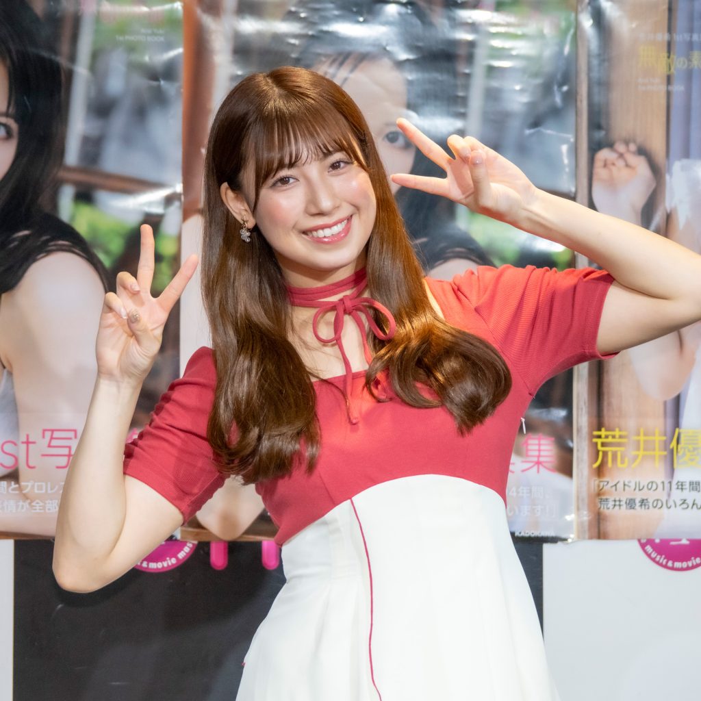 1st写真集『無敵の素顔』発売記念取材会に出席した荒井優希