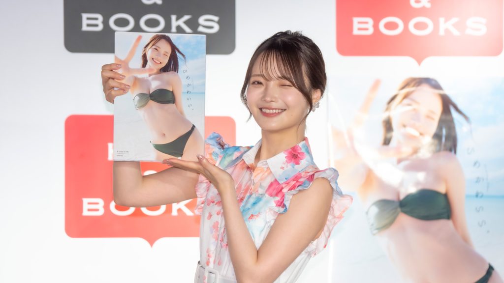 新谷姫加が1st写真集「ひめかわいい。」発売記念取材会に出席