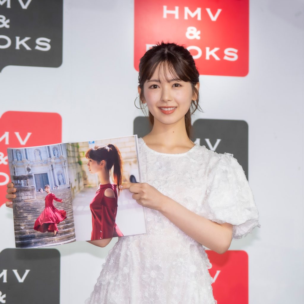 1st写真集『感情の隙間』発売記念取材会に出席した乃木坂46筒井あやめ