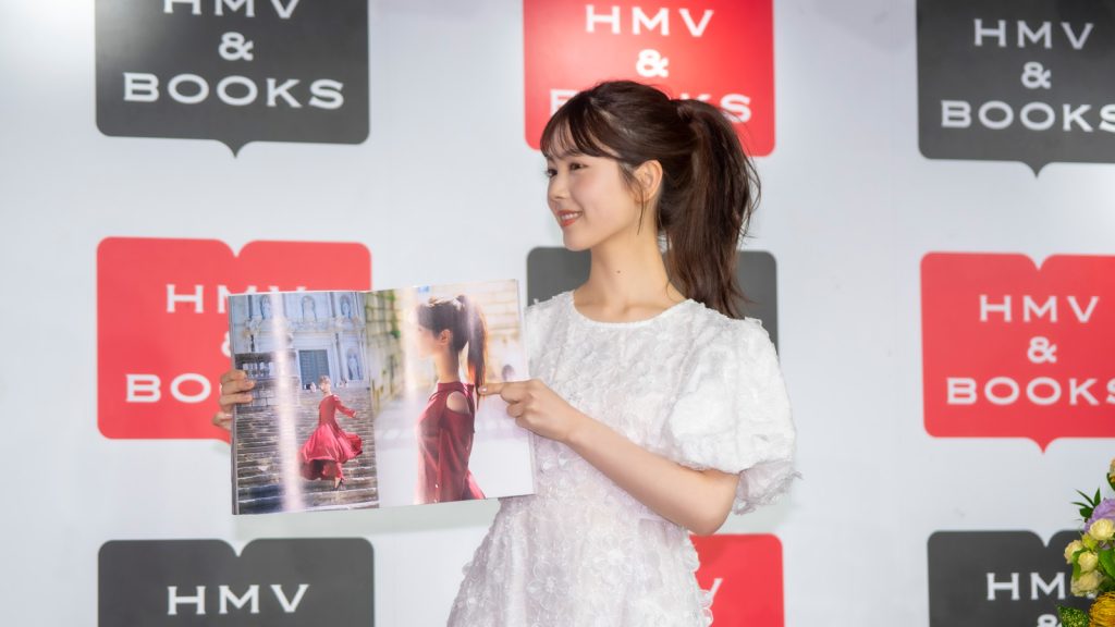 1st写真集『感情の隙間』発売記念取材会に出席した乃木坂46筒井あやめ