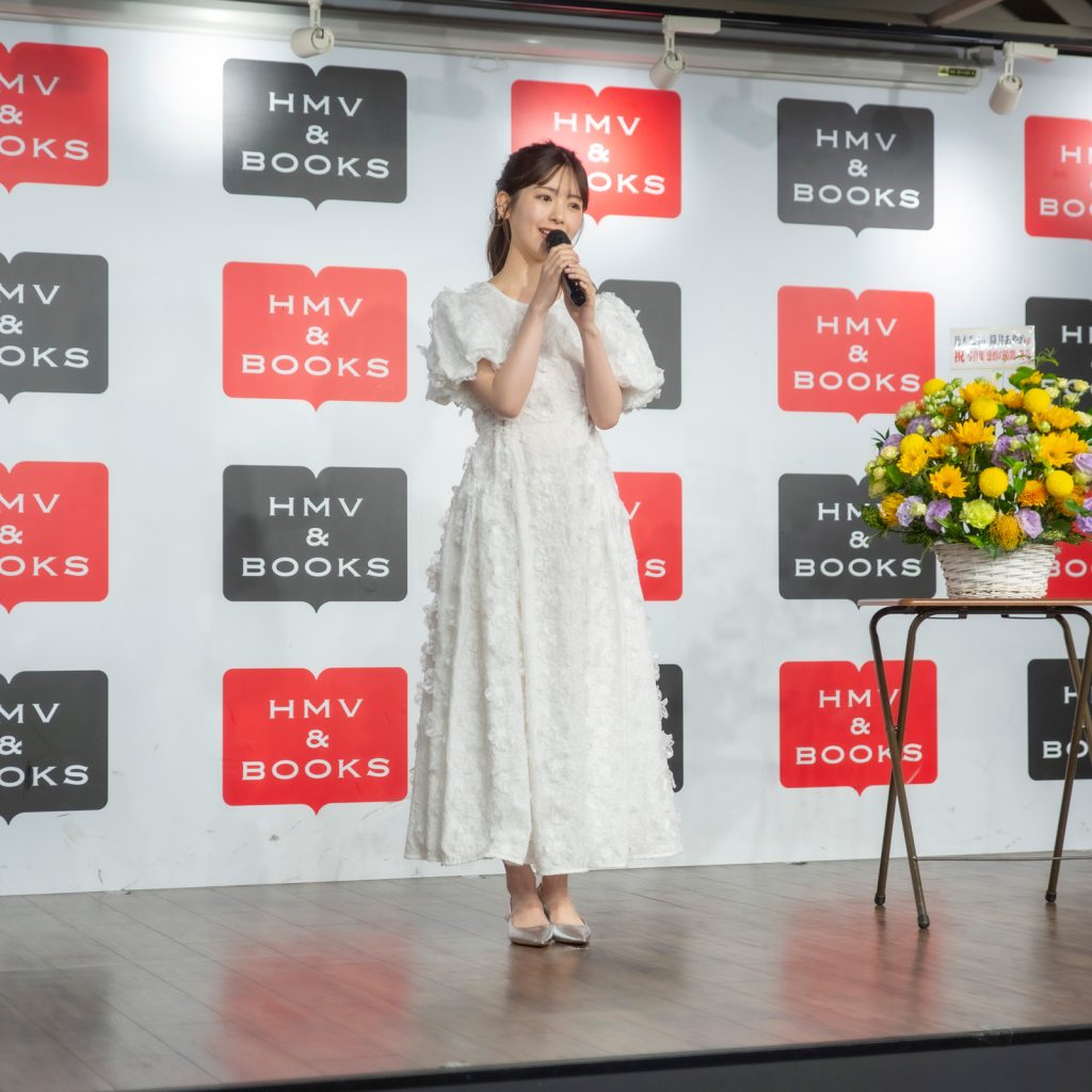 1st写真集『感情の隙間』発売記念取材会に出席した乃木坂46筒井あやめ