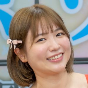 下乳チラり…グラビアアイドル鈴原りこ、真っ赤なビキニ姿で登壇