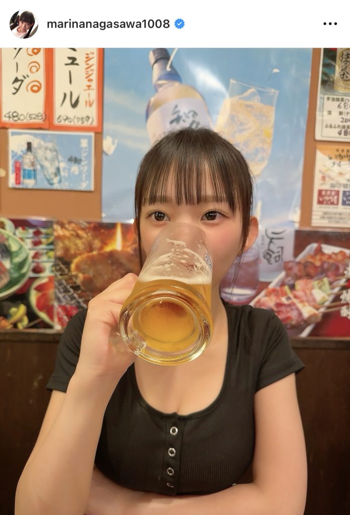ジョッキで生ビールを飲み干す