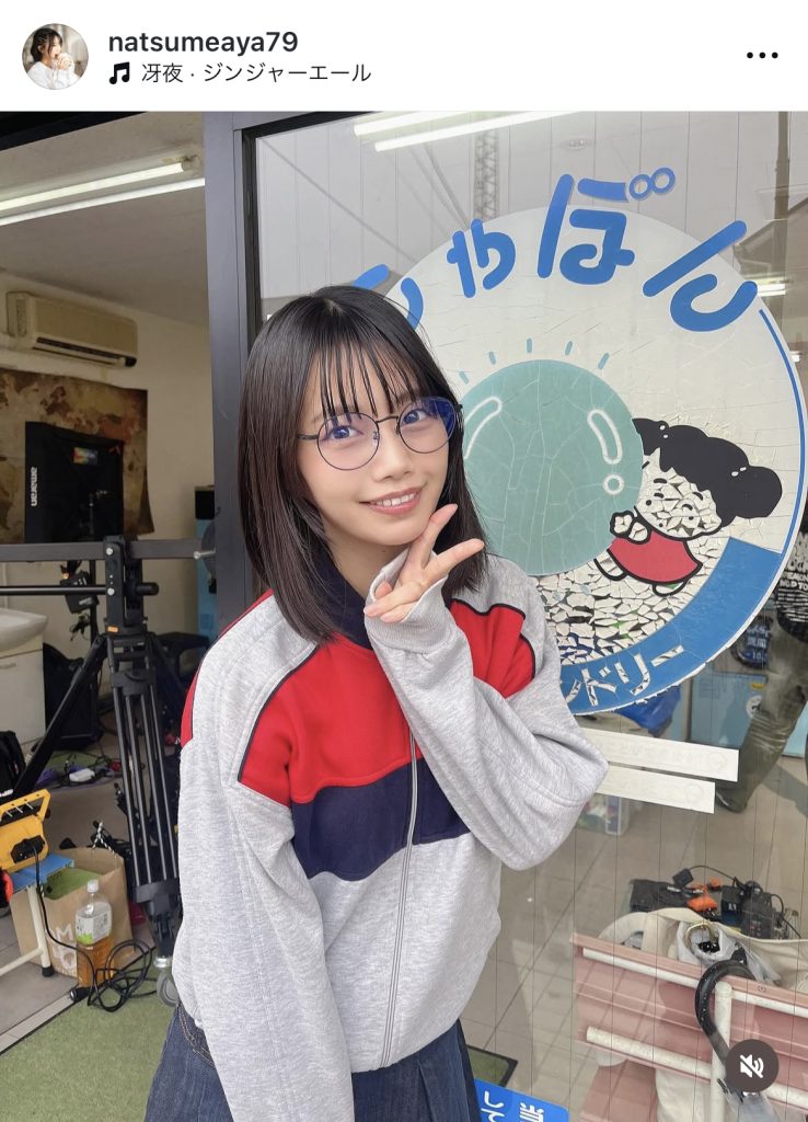 メガネを掛けて最高の笑顔を見せる