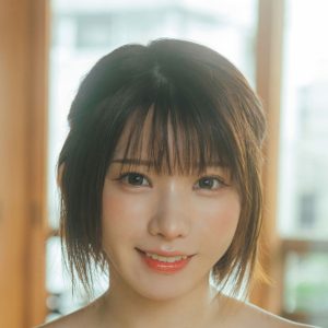 No.1コスプレイヤーえなこ、ボディーラインあらわなグラビアショット