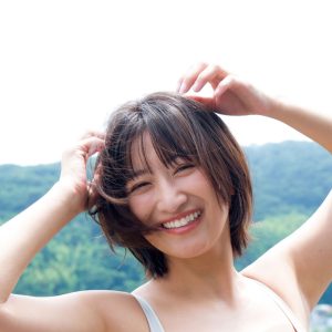 “グラビア界最強ボディ”榎原依那、あふれんばかりの美スタイルで表紙を飾る