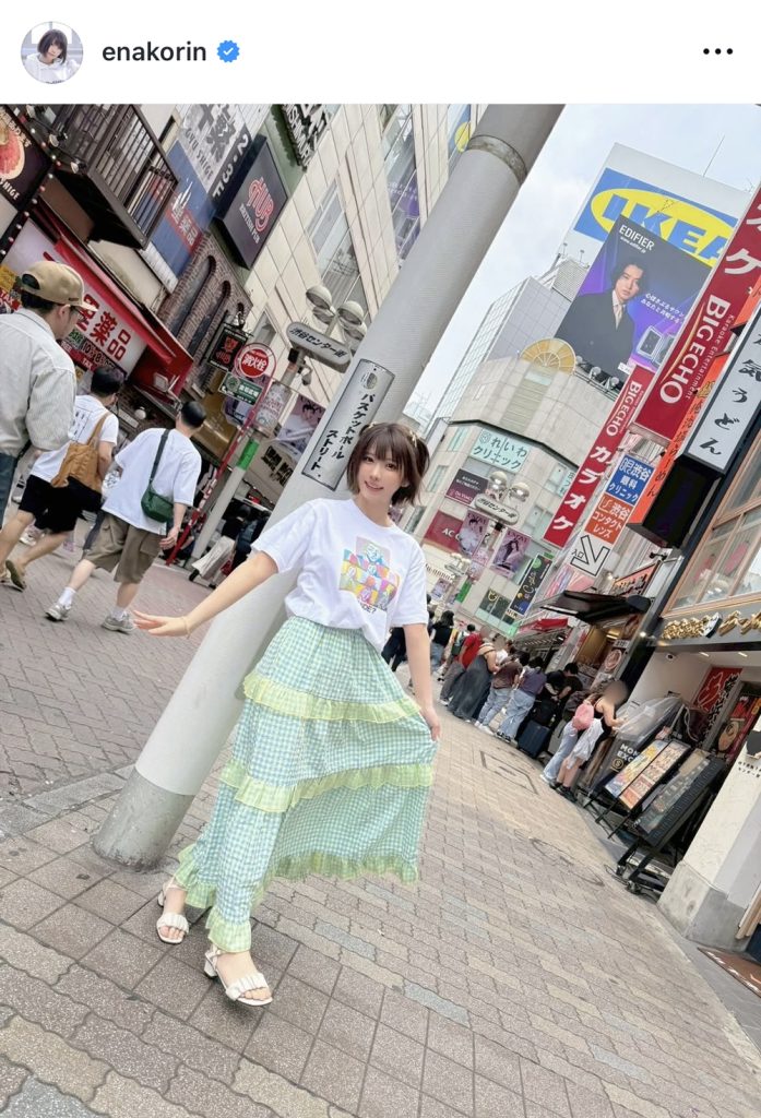 スカートがかわいらしいえなこ