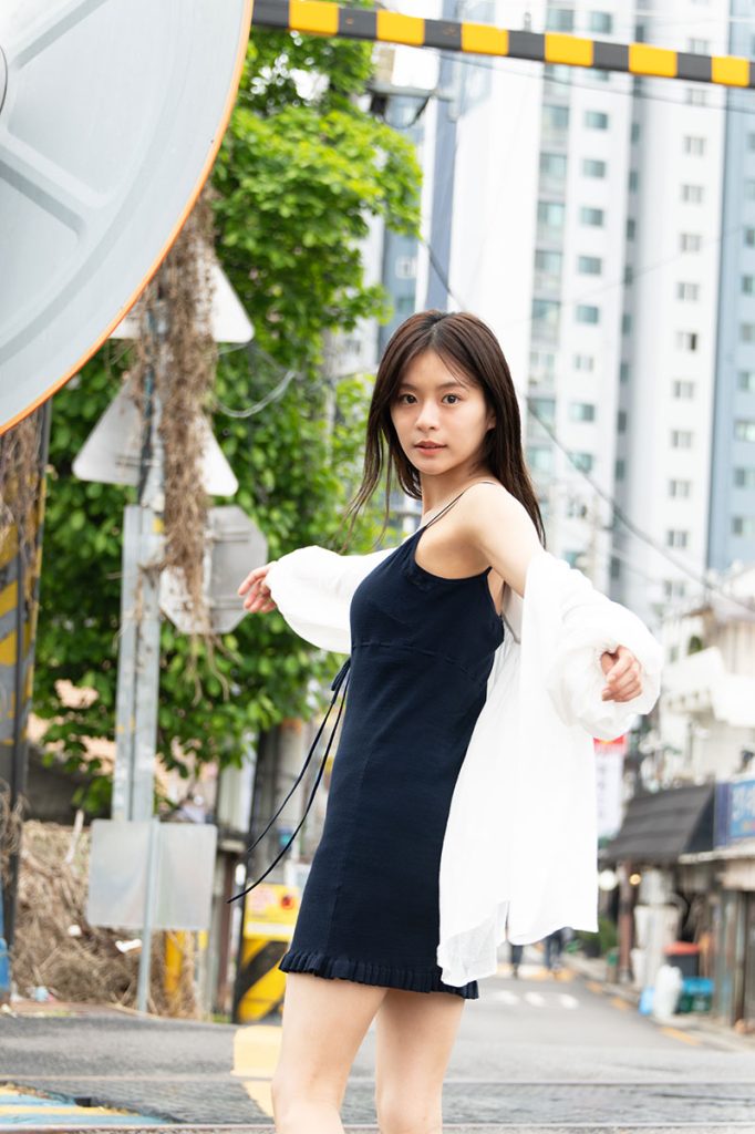 永瀬莉子1st写真集『glimmers(グリマーズ)』(宝島社)より