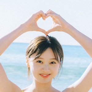 日向坂46富田鈴花1st写真集より初公開の水着姿を含む書店別特典ポスター＆ポストカード12点一挙解禁