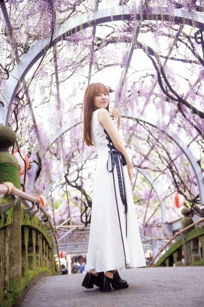 髙木悠未1st写真集『タカラモノ』より、ちょうど藤のシーズンの柳川市にて、私服で撮影