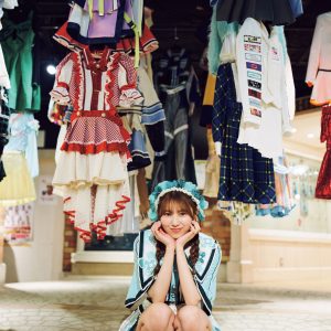 SKE48菅原茉椰、思い出の着用衣装と共に…劇場内で撮影した新カット解禁