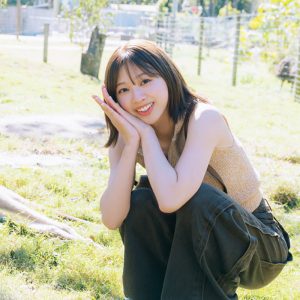 日向坂46富田鈴花＆カンガルー、目線あり(？)のツーショット！写真集発売日当日よりパネル展も実施へ