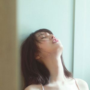 長濱ねる、白ランジェリー姿で気高さを感じさせる新カット解禁