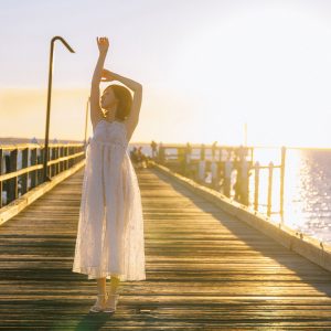 日向坂46富田鈴花、夕陽をバックにシースルードレス姿が神々しい新カット解禁