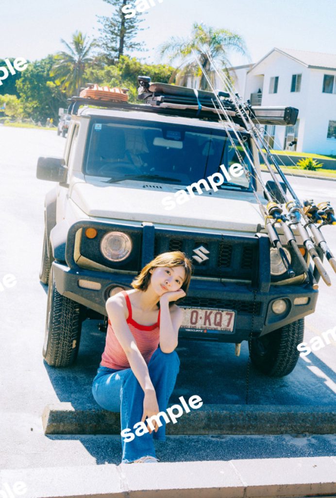 日向坂46富田鈴花1st写真集『鈴花サーキット』より封入特典ポストカード1