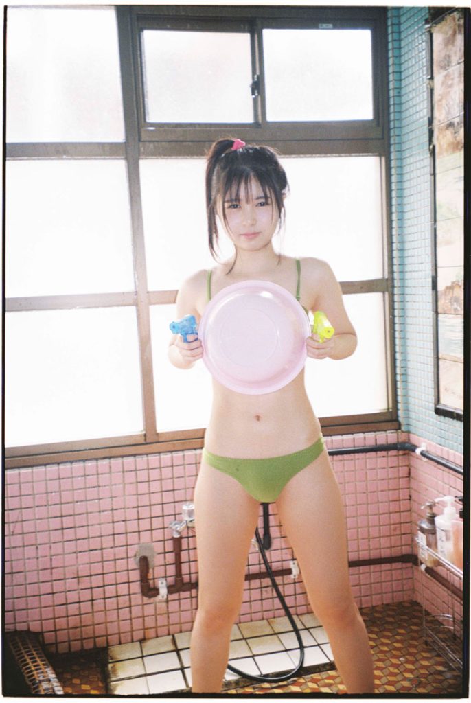 頓知気さきなフォトスタイルブックより昭和レトロな温泉で。「水鉄砲があったのでポーズをとってみました」