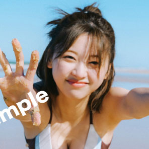 日向坂46富田鈴花、アースカラーのヘルシー水着姿で大はしゃぎ…新たな封入特典ポストカード公開