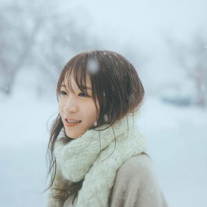 秋元真夏フォトブック『淡淡』より“見せたことのない表情”の表紙カット公開