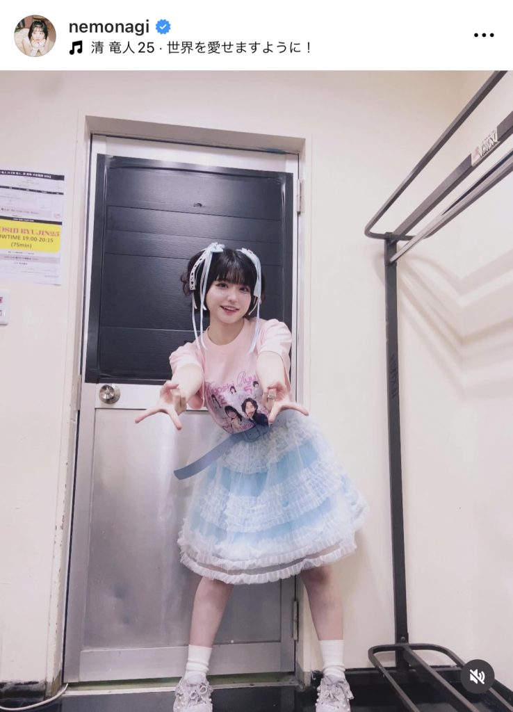 パステルカラーの衣装がキュートさを引き立たせる