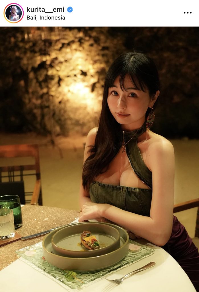 大人っぽいドレス姿に思わずドキッ